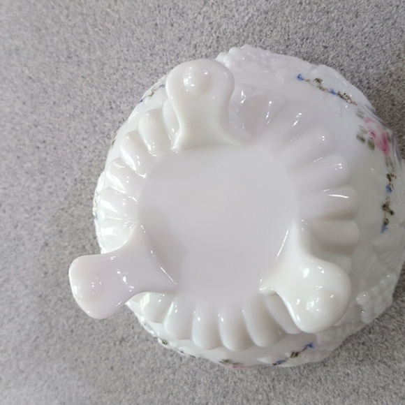 Vintage Westmoreland three-footed covered candy dish roses and ribbons - Picture 5 of 8